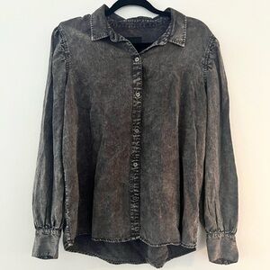 Rails grey denim button down blouse with small puff sleeves. Size XL